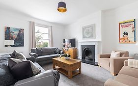 Fabulous, Vibrant, Town House, Central Bath Road